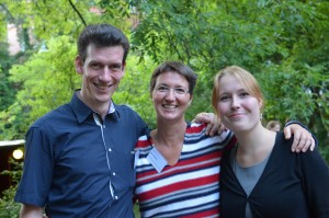 Chorleiter Christoph Westphal, Berit Walther und Ines Kaun Arm in Arm