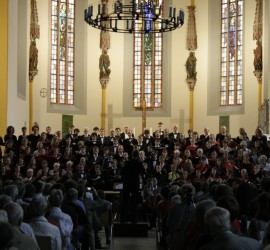Großer Chor aus aktiven und ehemaligen Sängern, im Vordergrund Publikum