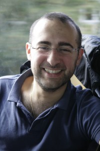 Chorleiter Matthieu Pignède lacht in die Kamera