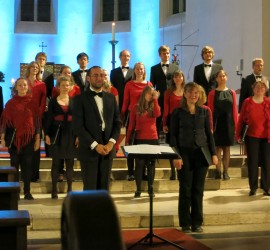 Chor am Ende des Konzertes, davor beide Chorleiter, zum Publikum gewandt