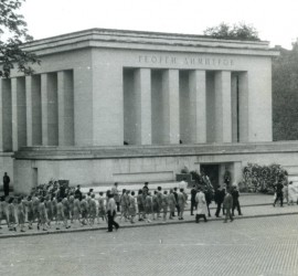 Weibliche Mitglieder des Max-Reimann-Ensembles 1961 in Prozession vor Mausoleum in Sofia