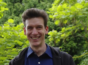 Chorleiter Christoph Westphal lacht in die Kamera